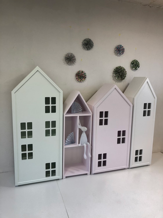 Oryginalny regał z półkami pastelowy róż, w kształcie domku