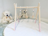 Stojak edukacyjny Baby Gym, drewniana siłownia, różowy