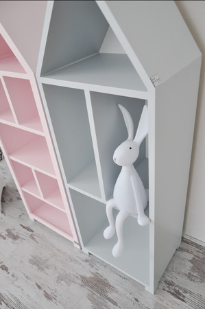 Oryginalny regał z półkami pastelowy róż, w kształcie domku