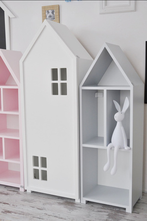 Oryginalny regał z półkami pastelowy róż, w kształcie domku