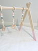 Stojak edukacyjny Baby Gym, drewniana siłownia, różowy