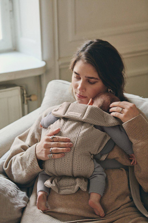 BABYBJORN MINI 3D Mesh – nosidełko, Szary Beż