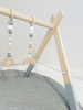 Stojak edukacyjny Baby Gym, drewniana siłownia, szary