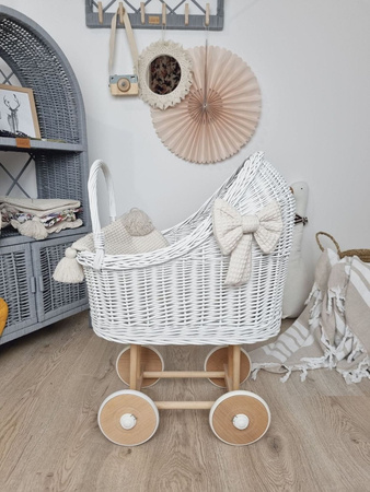 Wiklinowy wózek dla lalek wysoki biały z pościelką - drewno