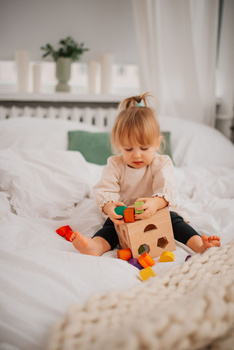 Drewniana kostka z klockami, sorter edukacyjny