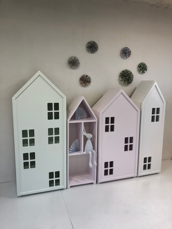 Regał z drzwiami i półkami Miasto pastelowy róż