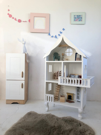 Drewniany duży domek dla lalek z poddaszem i balkonem, domek do zabawy Charlott