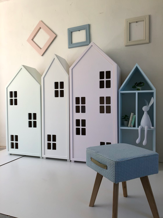 Regał z drzwiami i półkami Miasto pastelowy róż