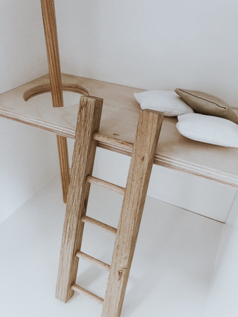 Wyjątkowy domek do zabawy dla chłopca i dziewczynki, z antresolą i huśtawką