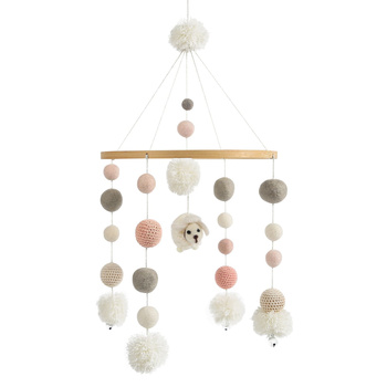Drewniana karuzela z filcowymi zawieszkami do łóżeczka