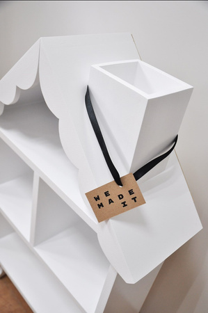 Mały domek dla lalek z motywem kwiatów,na nóżkach ludwik z ozdobnym dachem