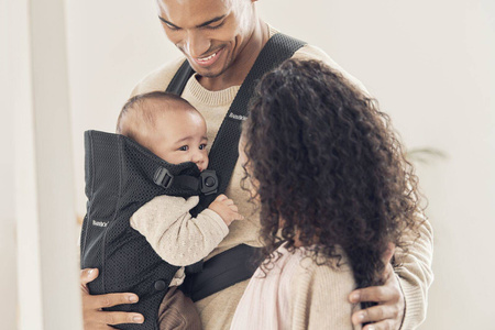 BABYBJORN MINI 3D Mesh – nosidełko, Czarny