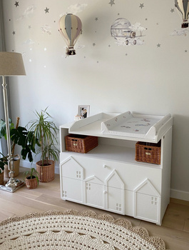 Solidna pojemna komoda z przewijakiem dla niemowląt. Biała komoda z szufladami