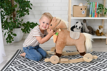 Konik na biegunach z marchewką