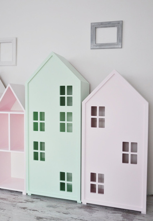 Regał z drzwiami i półkami Miasto pastelowy róż