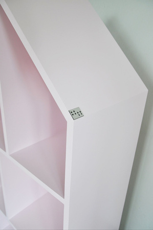 Minimalistyczny Regał pastelowy róż z półkami