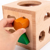 Drewniana kostka z klockami, sorter edukacyjny