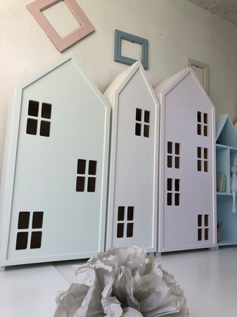 Regał z drzwiami i półkami Miasto pastelowy róż