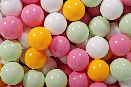 MeowBaby® Piankowy Zestaw do Zabawy Jasnoróżowy + komplet 100 piłeczek: jasnozielony, jasnoróżowy, białe, żółte