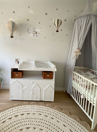 Solidna pojemna komoda z przewijakiem dla niemowląt. Biała komoda z szufladami