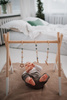 Stojak edukacyjny Baby Gym, drewniana siłownia, biały