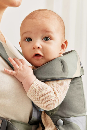 BABYBJORN MINI Cotton – nosidełko, Khaki/Green Print