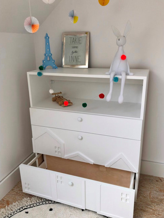 Mała komoda do pokoju dziecięcego z szufladami, biała komoda dla dzieci