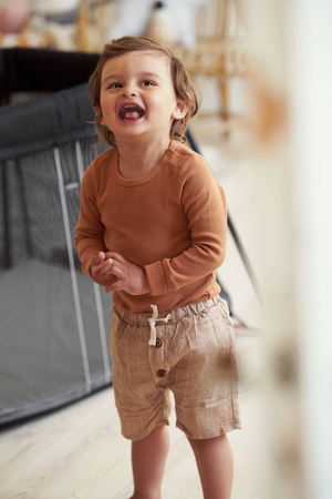 BABYBJORN - łóżeczko turystyczne LIGHT - czarny + prześcieradło