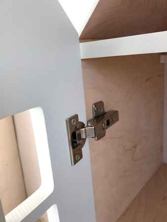 Regał z drzwiami i półkami do pokoju dziecięcego , biały,minimalistyczny