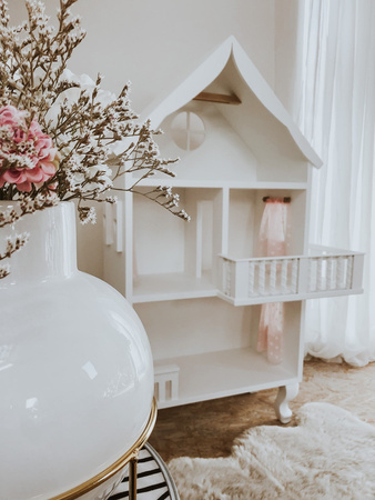 Drewniany duży domek dla lalek z poddaszem i balkonem, domek do zabawy Charlott