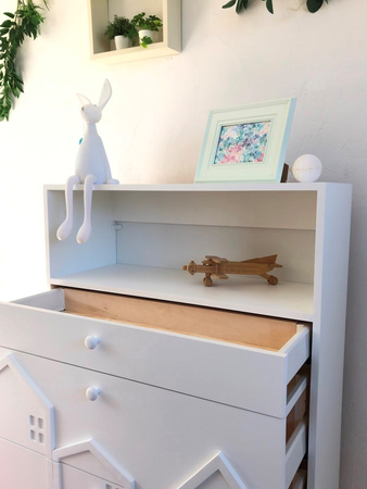 Mała komoda do pokoju dziecięcego z szufladami, biała komoda dla dzieci