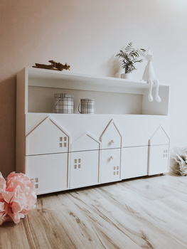 Solidna komoda dziecięca z szufladami i mini domkami.komoda miasto