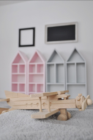 Regał domek z półkami do pokoju dziecka, pastelowy róż z drewna