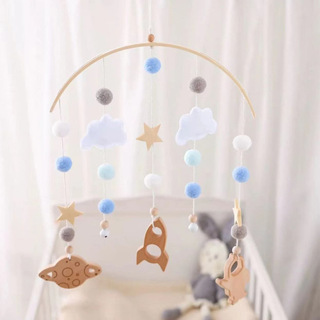 Drewniana karuzela z zawieszkami do łóżeczka dziecięcego