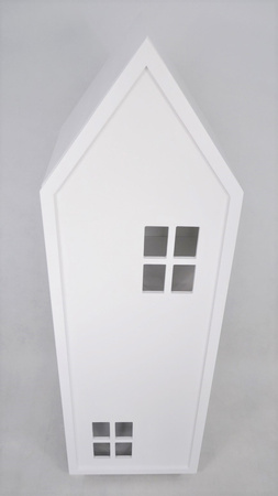 Mała szafa z okienkami i półkami do pokoju dziecka