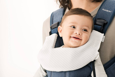 BABYBJORN - śliniaczek do nosidełka ergonomicznego BABYBJORN One, biały