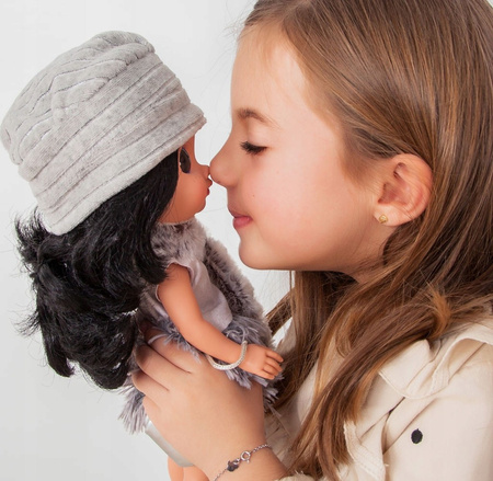 Munecas Arias lalka Dunya 38 cm – szaro-biały strój