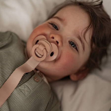 Elodie Details – Drewniana zawieszka na smoczek - Blushing Pink