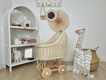 Wiklinowy wózek dla lalek wysoki ecru - drewno