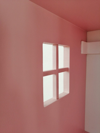 Regał z okienkami i balustradą Florance pastelowy róż