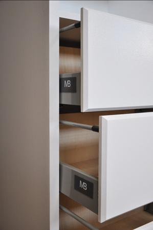 Wysoki biały Regał z szufladami w stylu modernistycznym,solidny regał na książki