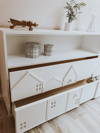 Solidna komoda dziecięca z szufladami i mini domkami.komoda miasto