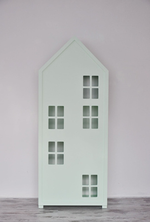 Pojemny regał z półkami i drzwiami, we made it