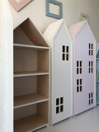 Mała szafa z okienkami i półkami do pokoju dziecka
