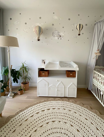 Solidna pojemna komoda z przewijakiem dla niemowląt. Biała komoda z szufladami