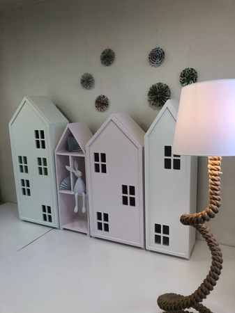 Drewniany Regał z półkami i drzwiami biały, biała szafa