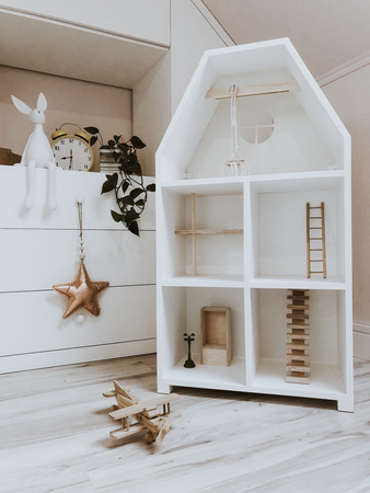 Wyjątkowy domek do zabawy dla chłopca i dziewczynki, z antresolą i huśtawką