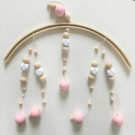 Drewniana karuzela z zawieszkami koralikami do łóżeczka