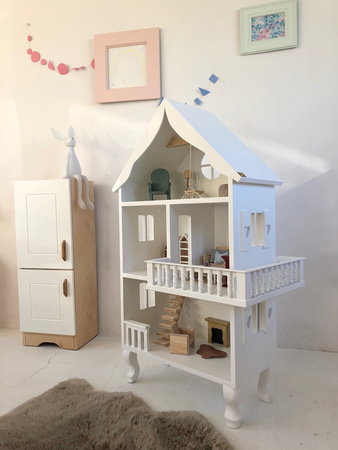 Drewniany duży domek dla lalek z poddaszem i balkonem, domek do zabawy Charlott