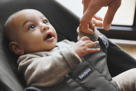 BABYBJORN - leżaczek BALANCE SOFT WOVEN/JERSEY Tri Fabric, Ciemny Szary + zabawka do leżaczka - Googly Eyes